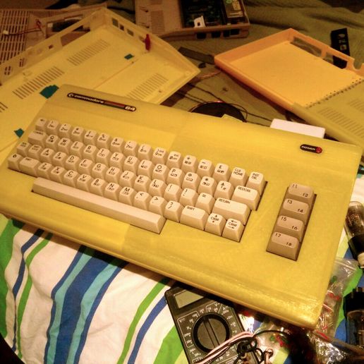 Fl-H7Fk2pus.jpg Modèle d'impression 3d du boîtier du Commodore 64 Breadbin