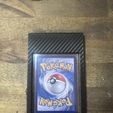 IMG_2099.jpeg Cadre de classement imprimable en 3D pour Toploaders - Présentoir de style PSA pour cartes Pokémon, Yu-Gi-Oh ! et TCG