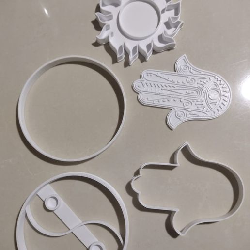 WhatsApp-Image-2024-07-14-at-11.58.39-AM-1.jpeg cutters hand hamsa, ying yang sun round