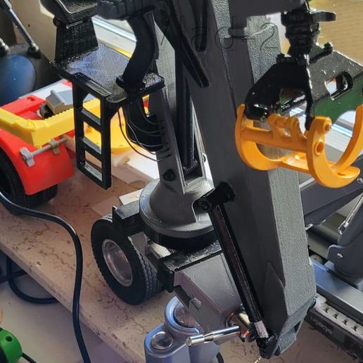 313877392_444460211147632_3188266210367140555_n.jpg 1/14 rotating arm with claws