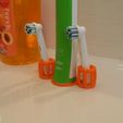 20171115_160634.jpg Oral B electric toothbrushes and brush holders