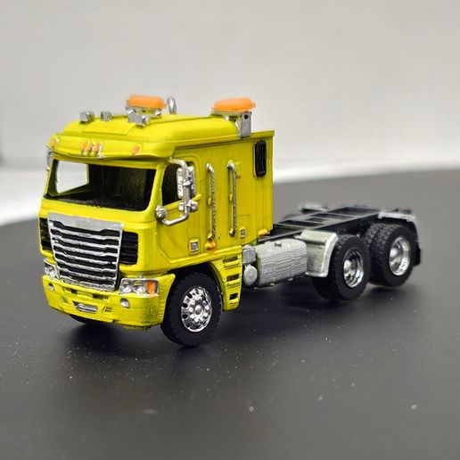 1000006258.jpg FREIGHTLINER ARGOSY FLAT TOP SLEEPER / HO SCALE