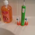 20171115_160643.jpg Oral B electric toothbrushes and brush holders