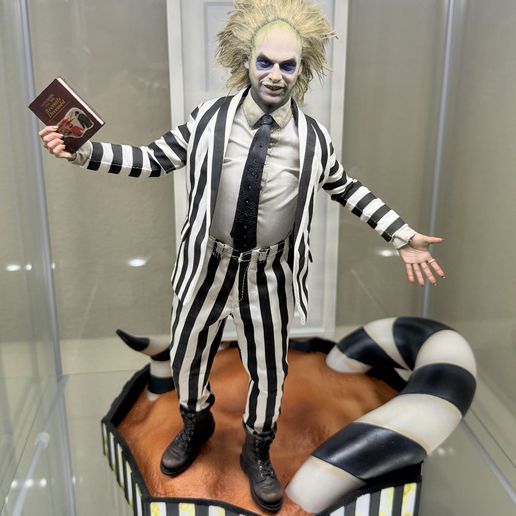IMG_9461.jpeg Beetlejuice - socle de présentation à l'échelle 1/6