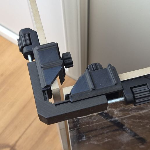 Corner connector with clamps for joining tiles