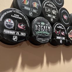 IMG_3544.jpeg Archivo STL NHL NCAA Hockey Puck percha Mount Display・Modelo de impresora 3D para descargar