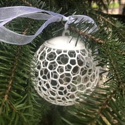 IMG_8400.jpg Voronoi christmas ornament