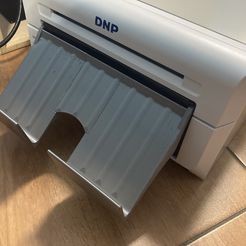01.jpeg STL-Datei Drucker-Fotohalter (DP-DS620)・3D-druckbare Vorlage zum herunterladen