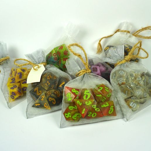 Ehkf4gcXkAcIMTR.jpg Jeu de dés Wolf Paw Donjons et Dragons