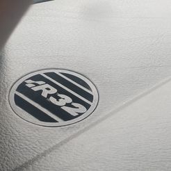 R32-1.jpg Grille Tableau de bord Golf 4 R32 logo