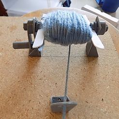 DSCN0010.JPG simple yarn winder and  dispinser