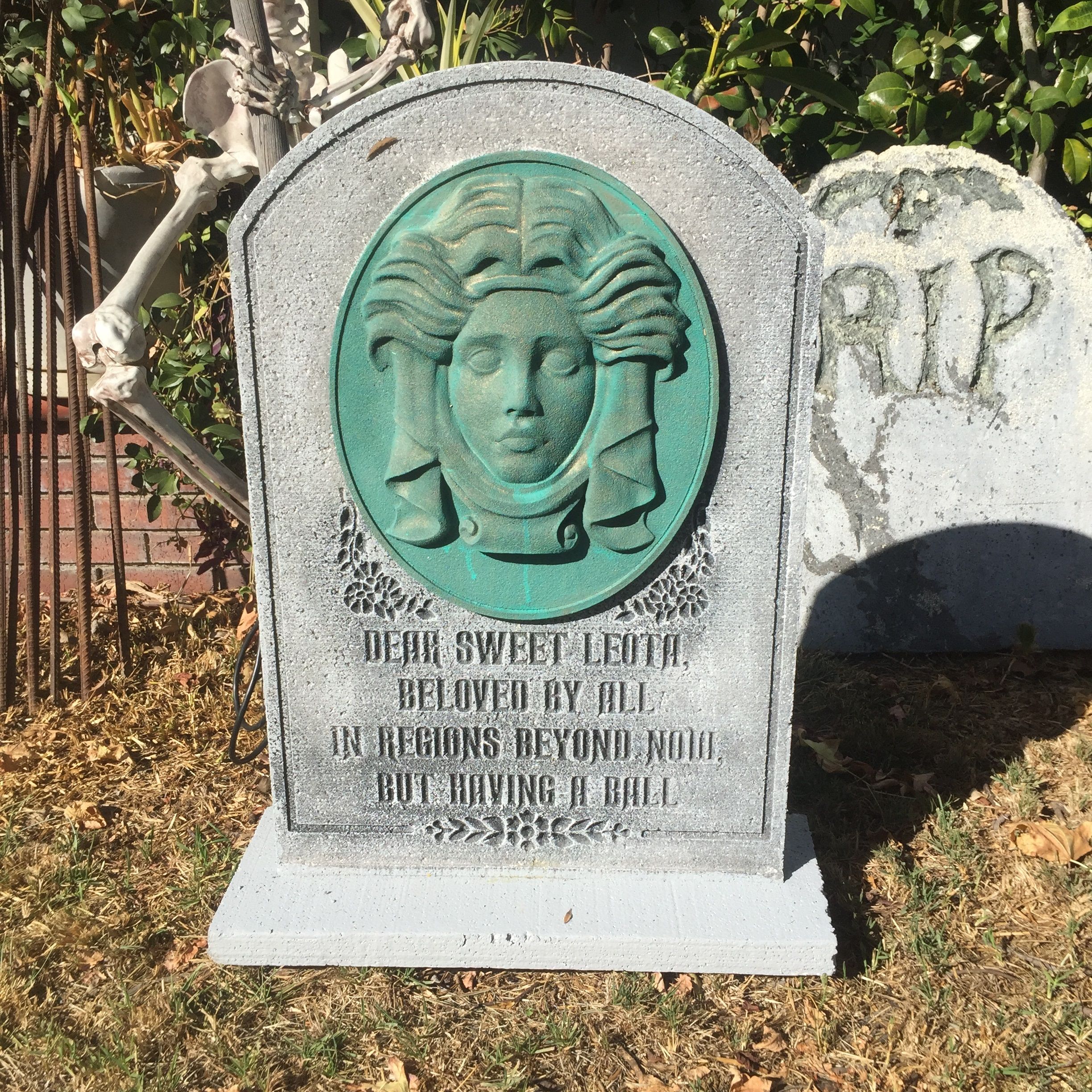 3d-printing-madame-leota-tombstone-plaque-and-animatronics-cults