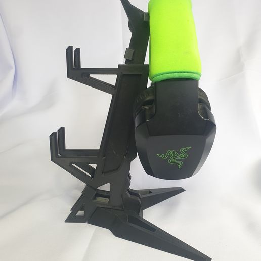 Headphone stand with controller holder v2 3D model