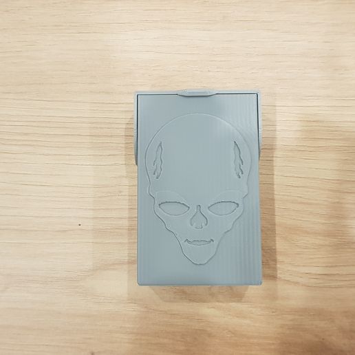 1-Alien.jpg Cigarette Box with Alien for 18 pcs with snap closure