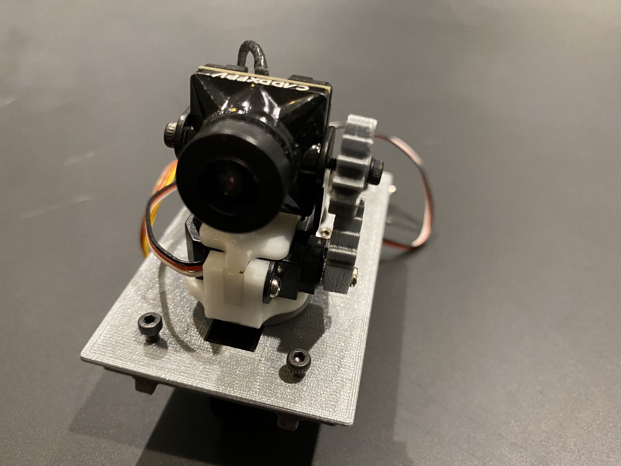 Archivo STL FPV Head Tracker Geared Camera Gimbal para Micro Servos