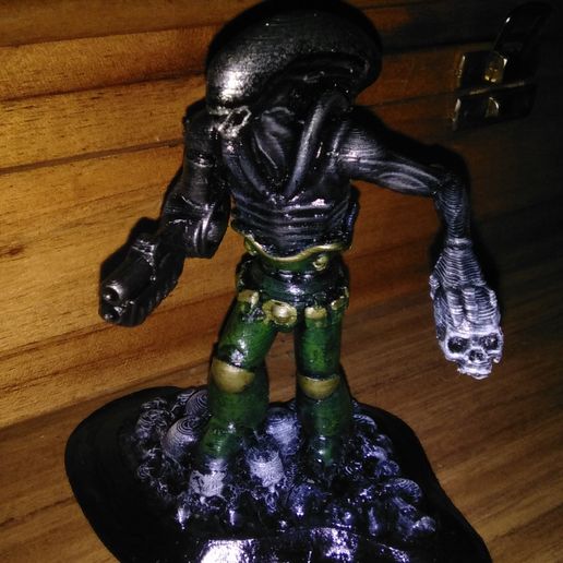 Hibrid high tech xenomorph space invaders (retro style toy soldiers)