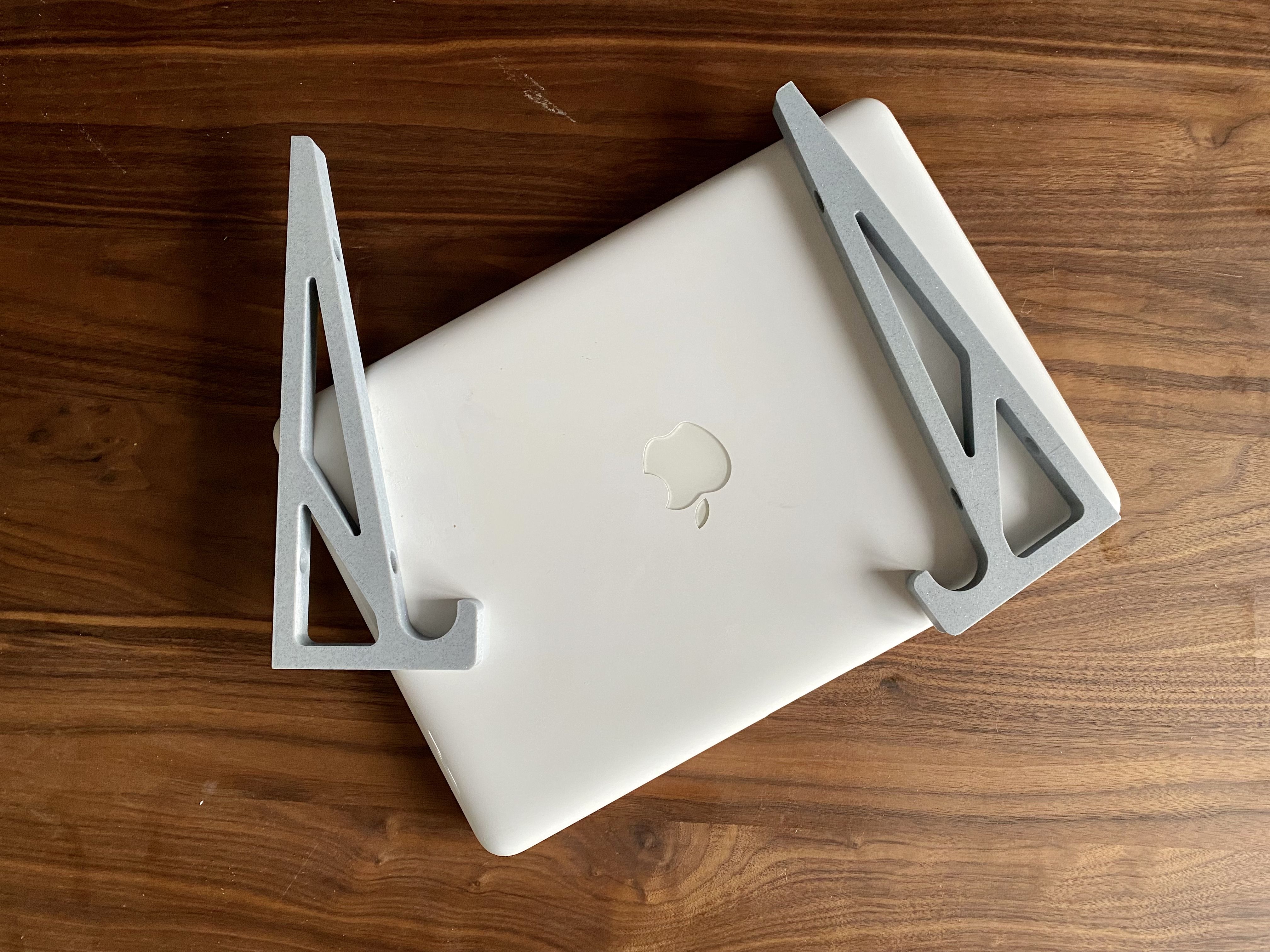 IMG_1751.jpg Fichier STL gratuit Support mural pour MacBook Unibody blanc・Modèle à télécharger et à imprimer en 3D, dzieciolmaciek