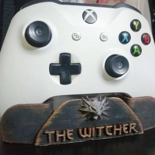 witcher1.jpg Base para control xbox THE WITCHER