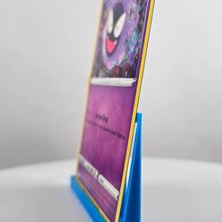 Trading-Card-Desk-and-Wall-Holder-4.jpg Archivo STL gratis Expositor y soporte de pared para cartas coleccionables・Plan para descargar y imprimir en 3D