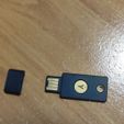 carrée_1.jpg Protective contact case for yubikey