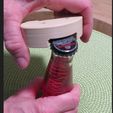 kapsel-abheben.jpg Bottle opener / bottle opener from table cloth clips
