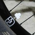 sandb2.jpg Skull and Crossbones Presta Stem Caps