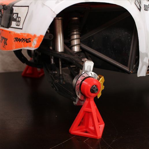 IMG_0096.JPG Traxxas UDR Hub Jack Stand