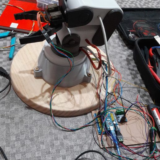 WhatsApp-Image-2023-04-15-at-14.16.40.jpeg 4-axis robotic arm