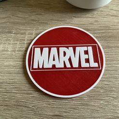 IMG_7768.jpg Fichier STL Sous-verre avec logo MARVEL - pas nécessairement multimatériel.・Modèle à imprimer en 3D à télécharger