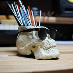 DSC04445.jpg Fichier STL Tête de mort Coupe pinceau avec lunettes de soleil・Objet imprimable en 3D à télécharger