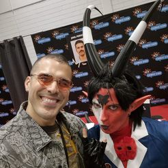 Cornos Helluva Boss Blitzos com fita para a cabeça