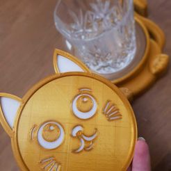 cat-holder-in-hand-and-cup-2.jpeg Fichier STL Sous-verres en forme de chat・Modèle à imprimer en 3D à télécharger