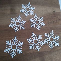 P_20201111_093700.jpg Free STL file Snowflake to hang on the tree・3D printing model to download