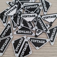 PXL_20220610_145208985.jpg Vintage keychain