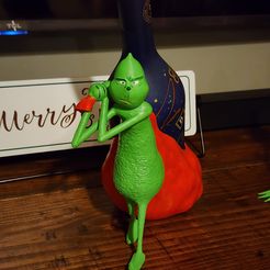 20231107_231041.jpg Porte-bouteille Grinch