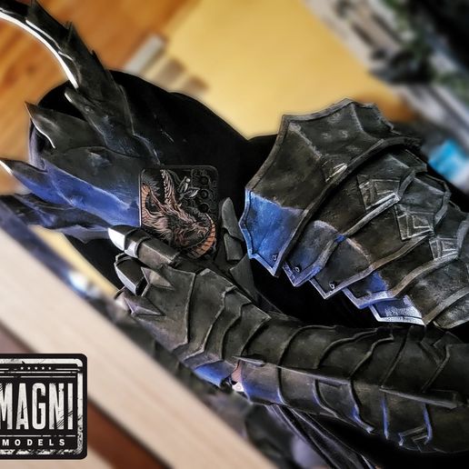 Servant's Armor - Gauntlets & Shoulder Pads