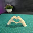 dos-manos-formando-un-corazón-foto-5.jpg Two hands forming a heart 🫶 | Hand of young woman | Heart with hands.
