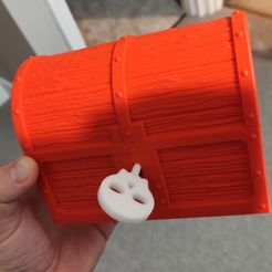 Cofre con bisagras con cerradura de trabajo y textura de madera