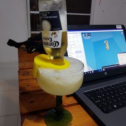 20180826_041359.jpg Free STL file Corona Bottle Clip Beer・3D printing design to download