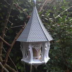 Garden House Bird Feeder1.jpg STL-Datei Gartenhaus Vogelfutterhaus・3D-druckbare Vorlage zum herunterladen