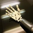 DSC04812_display_large_preview_featured.jpg Hand robot