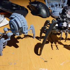 Trois araignées traquant des zombies