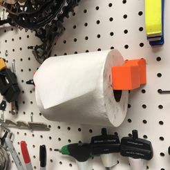 2018-08-24_17.40.55.jpg Бесплатный STL файл Pegboard holder for toilet paper roll・Модель 3D-принтера для загрузки