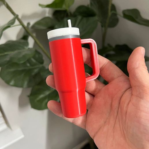 431488590_246060898597419_7915783780341077316_n.jpg Licencia comercial - Llavero vaso con hilos de trabajo