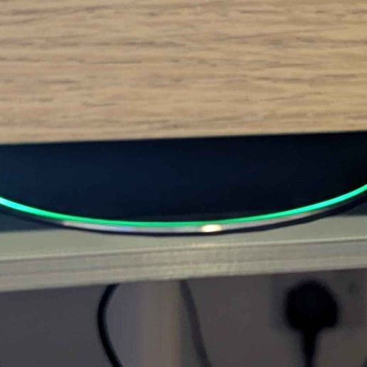 PXL_20251226_235053826.MP.jpg Support pour chargeur sans fil sous le bureau