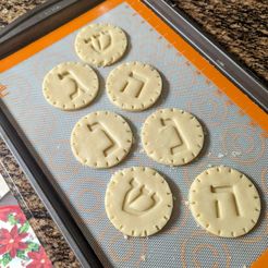 tray.jpg Découpeurs de biscuits Hanoukka 2 (Hey, Shin, Gimel, Nun)