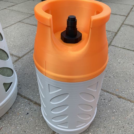 IMG_5131.jpeg PROPANE TANK FOR STORAGE OF 8 BEER/SODA CANS (THREADED VERS.)