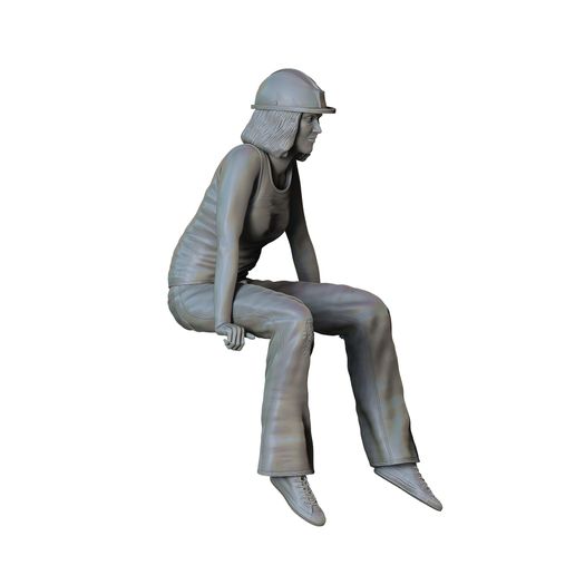 V4.jpg N1 Femme assise à l'arrière d'une camionnette