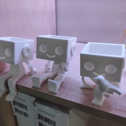 Robbie, der Roboter, sitzt