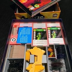 4f9eb3fa-4cef-4b45-b5e8-58eceaa3d5b5.jpeg 3D-Datei Der Kapitän ist tot 3-Spiele-1-Box Einleger/Organizer kostenlos・Design für 3D-Drucker zum herunterladen